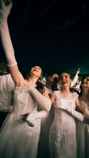 15K views · 76 reactions | Pies descalzos en la pista. El rímel imperfecto en la cámara frontal. Selfies incontables. Coreografías irrepetibles. El DJ que capta la vibra. El abrazo de las amigas que no se suelta. Stories con glitter. Flashes y luces en la pista. Los destellos de una noche que nunca dejará de brillar. El Debut del Cente. Lo que fue, es y siempre será.  | Club Centenario | Facebook