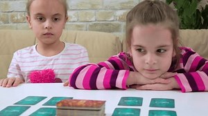 「二人のガールフレンドが家でカードボードゲームをしている」の動画素材（ロイヤリティフリー）3430117143 | Shutterstock