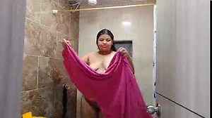 MIRAME BAÑARME SOLA PARA QUE TE MASTURBES!!, Chica Desnuda Joven se Baña su Gran Coño Caliente en la Ducha Sola - Gordita Latina se Graba Mientras Baña su Gran Culo Porno - Amateur