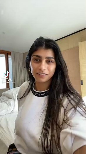 Mia Khalifa Shows The Breasts
