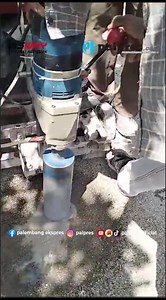 KEREN, Gunakan Alat Canggih Untuk Mengetahui Ketebalan Cor Beton LAHAT – Pekerja menggunakan alat bantu berupa Ngekur, dengan cara mengebor kedalamannya untuk mengetahui apakah sesuai spesifikasi mulai dari ketebalannya hingga campuran adukan semen, pasir maupun batu aggregate. Akses jalan sepanjang 200 meter dari rencana lebih kurang 1/2 kilometer (KM). Di dusun 1, Desa Lubuk Selo, Kecamatan Gumay Ulu, Kabupaten Lahat sudah di cor beton. “Betul, total panjang jalannya 510 meter. Akan tetapi, ya