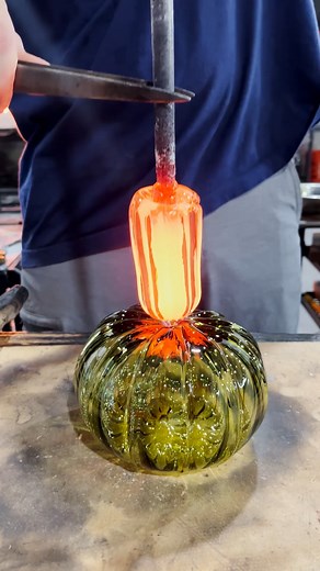 That curl though 😲 These handblown glass pumpkins from Etsy shop GlassGoof are 🔥 | Etsy