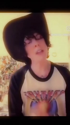 #rainbow #lp #lostonyou #iamlpofficial #iamlp #missyou #lovelines #recovery #lgbtq #queer #nonbinaire #nonbinary #lpmusic #lptour #ukulele | Marie Calendre