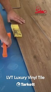 Монтажа на еластичен под LVT Luxury Vinyl Tile од серијата iD ProGen 55 на брендот Tarkett. Високо издржлив под со интегрирана акустична подлога, еколошки и лесен за одржување. Погоден за монтажа над систем за подно греење. ✔️ Модел: Oak Copper ✔️ Димензии: 1220 х 181 mm ✔️ Дебелина: 5 mm ✔️ Шифра: 258803003 Побарајте повеќе информации во нашите салони: 📍 Бул. Илинден бр. 160 спроти дирекција на Pro Credit Банка, Скопје 📞 071 290 220 📍ул. Климент Охридски бр. 172, Струмица 📞 071 318 808 #flo