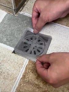 Samolepljive mrežice za odvod u kupatilu (20 kom) 🛑 Zapušen odvod?Dosta vam je dlaka i prljavštine? ✅ Rešenje je jednostavno – samolepljive mrežice za odvod! ✅ Glavne prednosti proizvoda Efikasna zaštita odvoda: Sprečava nakupljanje dlaka, sapuna i prljavštine. Bezbedno i prirodno rešenje: Nema potrebe za štetnim hemikalijama. Brza i jednostavna instalacija: Bez alata i komplikacija. Diskretan dizajn: Providne i gotovo neprimetne mrežice koje ne narušavaju izgled kupatila. Zaštita od insekata: 