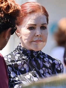 Elle fut autrefois un symbole d’élégance intemporelle, aux côtés de l’une des figures les plus légendaires de l’histoire de la musique. 💑💔 Aujourd’hui, après des années marquées par des pertes personnelles et des batailles juridiques très médiatisées, elle a de nouveau été aperçue – et son expression en dit long. 😔📸 Sa dernière apparition publique a suscité de vives réactions en ligne, beaucoup étant touchés par sa force face à tant d’épreuves douloureuses. 👀👉👉 Faites défiler jusqu’au com