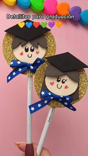 #graduacion #diy #lapicesdecorados #manualidades #graduaciones #decoraciongraduacion #ideasgraduacion #ideasen5minutos #diy #graduation #foamy #gomaeva3d #manualidades #rosyrayacrea #rosyraya #rosycrea #yoaprendoentiktok #maestra #preescolar #primaria