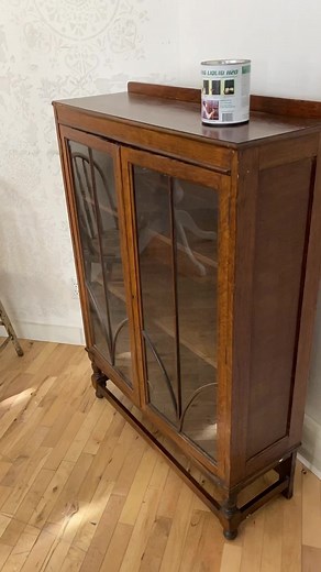Antique display cabinet makeover idea. Painted in and out, distressed and sealed. Simple and beginner-friendly way to update your pieces. #furnituremakeover #furnituredesign #antiquefurniture #paintedfurniture #handpainted #homesweethome #diy | Extreme Furniture Makeover