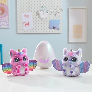 ✨Čarolija je stigla u Baby Center✨ 🤩NOVI Hatchimals Alive Mystery Hatch Big Egg stigli su u Baby Center i trebaju vašu ljubav kako bi se izlegli! 💙 🤔Ali tko se točno krije u jajetu? E, pa to je iznenađenje! 🌟 Hatchimals Alive Mystery Hatch jaja iznenađenja izlegnu se uz pomoć vaše velike ljubavi. 🥰 Mazite, kucnite, podignite i ljuljajte jaje – čut ćete kako vaš ljubimac Hatchimal odgovara na vašu ljubav.🤗 Čarobna maglica stvara iščekivanje i uzbuđenje dok jaje svijetli u duginim bojama.🌈 
