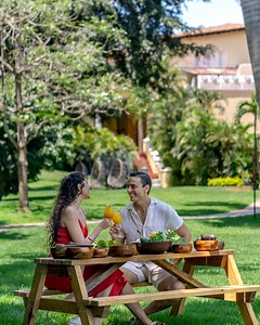 Let yourself be carried away by the charm of Casa Velas’ botanical garden as you discover the secrets of gourmet cooking in a relaxed, delicious, and inspiring class with the chef Sandra Macías. Here, surrounded by fresh herbs and trees, learning is a pleasure—and savoring, an art. #CasaVelas #ItsTrueLuxury #MyVelasExperience #CookingClass #Garden #VelasResorts #VisitPuertoVallarta | Casa Velas