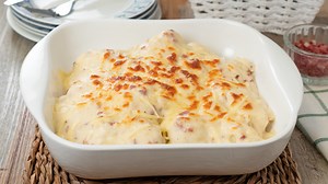 156K views · 1.3K reactions | Cómo hacer Coliflor con Bechamel, Jamón Serrano y Queso Gratinado 燎肋 Ingredientes: 1 coliflor pequeña 35 gr de mantequilla 30 gr de cebolla picadita (aprox. ¼ de cebolla) 90 gr de taquitos de jamón serrano 35 gr de harina de trigo normal 400 ml de leche entera ⅛ de cucharadita de pimienta negra molida ⅛ de cucharadita de nuez moscada molida Sal al gusto #coliflor #bechamel #jamonserrano | Platos Fáciles con Tamara | Facebook