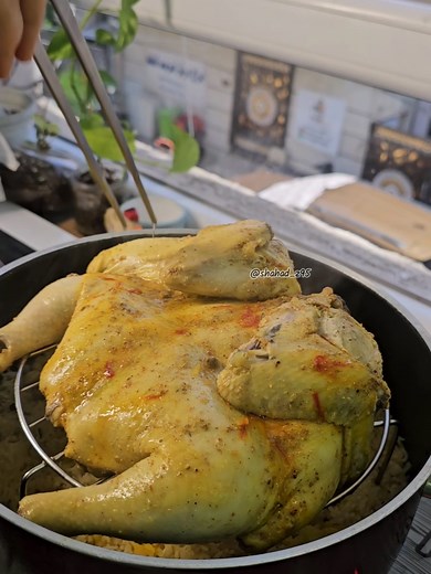 مندي دجاج عالطباخ(بدون فرن) شكد سهل وميوسخ بس جدر واحد❤️ وطعمه لذيييذ❤️ للتمن:- بصله مثرومه بهارات صحيحه(هيل،قرنفل، عود دارسين، حبوب كزبره،حبوب فلفل اسود) ملعقة صغيره كركم ملح كل كوب تمن ياخذ كوب مي (لتكثرون لان ينزل مي الدجاج عالتمن)حتى ميعجن للدجاج:- بهارات دجاج(اي بهارات تحبوها) ملح زعفران او صبغ لوزينه(بس الزعفران بي نكهه كلش طيبه) اذا ماعدكم سيبايه تستعملون السليفون وتثقبوا وبعدين تحطون الدجاجه وترجعون تغلفوها وتخلوها على الطباخ اول خمس دقايق نار عاليه بعدين تنصوها كلش وتحطون مهدايه(مهداره)