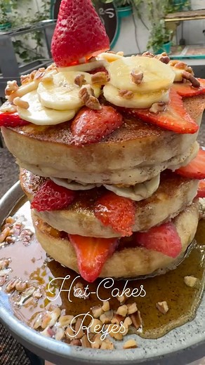 4.3K views · 32 reactions | ¡ ¡ No se puede con tanta deliciosura 丹Hot-Cakes Reyes ! !, deliciosos y esponjositos con fresa, plátano, nuez y maple, te van a encantar. | Los Reyes del Café | Facebook