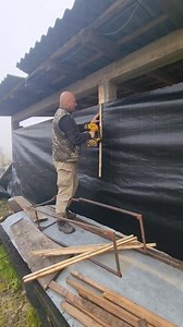 48K views · 342 reactions | Za zatvaranje supa senika nastresnica i drugih objekata da sneg i kisa ne naduvavaju koristim crno platno ili AGROTEKSTILNU FOLIJU koja se koristi za baste. Bolje se pokazalo od narandzastog i plavog onih cerada. Ovo je armirano odlicno podnosi Sunce vetar stiti od kise i zato ga zatezemo. 100 dinara je kvadratni metar a visina je 210 cm.. 﫠 | Etnorustik Nameštaj Loznica Pantić | Facebook