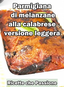 Parmigiana di melanzane versione calabrese, leggera senza salame e senza frittura!!!Di solito si aggiunge anche salame, o spesso prosciutto cotto e le melanzane sono semplicemente fritte in olio abbondante nella versione classica | Ricette che Passione di Ornella Scofano