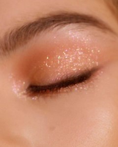 Live out your Springtime Fantasy with NEW Dear Dahlia Blooming Edition Season 2 “Secret Garden Collection” 🌸 ⠀ 📸MAKEUP BREAKDOWN📸 EYE : Blooming Edition Secret Garden Palette #TeaParty LIP : Blooming Edition Sheer Dew Tinted Lipstick #Olivia CHEEK : Blooming Edition Secret Garden Palette #TeaParty BASE: Concealer Duo #Medium Blooming Cushion #SoftSand Blooming Edition Shine Control Powder BROW: Sculpting Pencil #DutchBrown ⠀ #DearDahlia #VeganBeauty #BloomingEdition #SecretGardenCollection | 