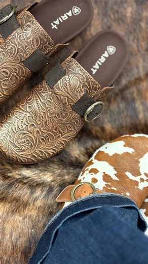 ON CAPOTE !!! 😱 Voici les Country Mule ! 😍 Modèles pour femme, tous les deux disponibles sur notre site ! 👩‍💻 https://www.premier-choix.ca/recherche-produits?qs=Mule Pssst… c’est le cadeau PARFAIT pour la Saint-Valentin. 😉💘 | Premier Choix Agricole