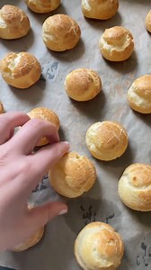 Ces petits choux salés pour l’apéro sont très faciles à faire et c’est super joli à présenter. Je les ai garnis avec les 4 garnitures suivantes : - guacamole - fromage frais aux herbes - dip de poivrons - dip d’aubergines Vous pouvez préparer vos choux à l’avance et varier vos garnitures selon vos goûts. 😋 Pour la pâte à choux, il vous faut : 70g de lait 50g d’eau 1 cc de sucre 1 pincée de sel 50g de beurre 75g de farine T55 2 oeufs moyens La recette en détails est sur mon blog : https://www.cu