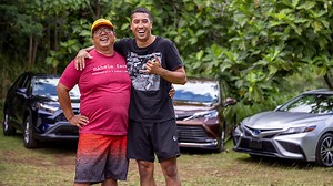 Lau lau and lomi salmon, beef stew and rice, they’re the perfect combo. Toyota Hawaiʻi Ambassadors Mark Noguchi (aka Gooch) and Zavier Cummings (aka Howsdisguy) are from two different islands…and two different worlds. Join us on their adventures in an all-new series, Hybrid Kine Tingz! Episode 1 premieres on October 31st on YouTube. Visit bit.ly/HybridKineTingz and set a reminder! | Toyota Hawaiʻi