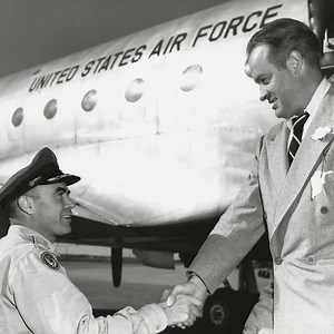 What Bob Hope knew in 1944 is still true today: Our men and women in uniform do so much for us, and we owe them our thanks. Sign the card to help us reach 50,000 patriotic Americans sending gratitude to our men and women in uniform before the month ends! | USO