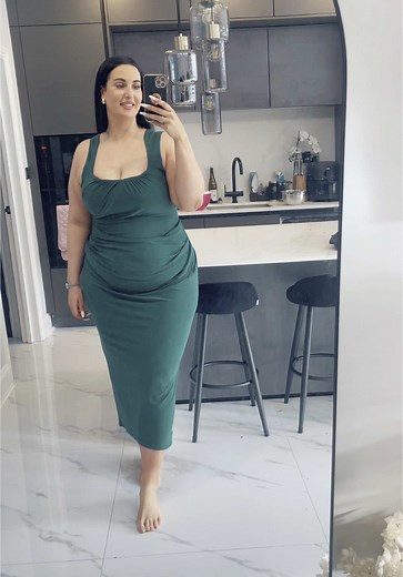Bridesmaid Outfit Inspiration for Curvy Fashionistas