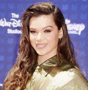 Hailee Steinfeld Age, Height, Boyfriend, Family, Biography & More - StarsInformer
