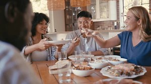 「テーブルの周りに座って一緒にディナーパーティーで食事を楽しむ多民族の友人のグループ – スローモーションで撮影」の動画素材（ロイヤリティフリー）3474613183 | Shutterstock