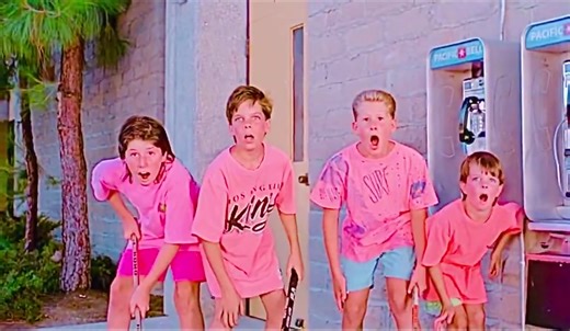 1991 年 Troma Entertainment 製作的 B 級科幻恐怖喜劇作 — 《Class of Nuke ’Em High Part II: Subhumanoid Meltdown》 劇情概述 • 背景與開端：Tromaville 的核反應爐重建完畢，資助方 Nukamama 公司在其中加入「Tromaville 工業技術學院」（TIT） ￼。 • 亞人類（Sub-humanoids）實驗：霍特教授在校園中研發亞人類──沒有情感、僅服從指令的生化人，用於低階勞動 ￼。 • 愛情與危機：校園記者 Roger Smith 與美麗的亞人類 Victoria 相戀，卻發現亞人類易自爆性溶解，危機迫在眉睫 ￼。 • 混亂高潮：當混亂席捲校園後，Roger 不得不面對一隻橫空出世的巨型突變松鼠 Tromie，在最後高潮中展開一場荒誕激戰 ￼。 | JC LIN 林振宇