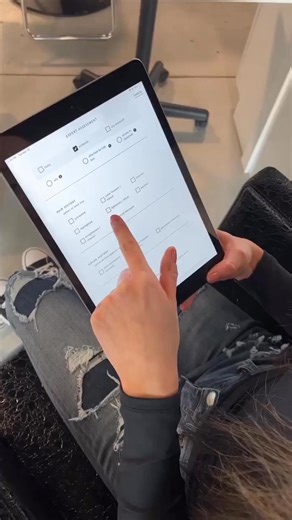 ✨ The future of haircare? It’s already here. Nasz #SalonLab Smart Analyzer bada wewnętrzną siłę włosa, dzięki czemu możesz polecać produkty idealnie dopasowane do indywidualnych potrzeb Twojego klienta. #SmartAnalyzer #futureofhaircare #beautytech #smartbeauty #schwarzkopfprofessional #partnersincraft hair diagnostics | smart haircare | personalized haircare | beauty technology | Schwarzkopf Professional | Schwarzkopf Professional