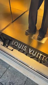 #@Louis Vuitton Malletier, souvent appelée simplement #Louis Vuitton, est une maison française de maroquinerie de luxe, mais également de prêt-à-porter depuis le début des années 2000, qui a été fond en 1854 à Paris . | Afrique Business TV