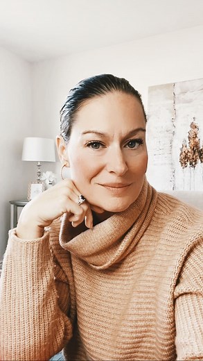 Eloise Gagnon _ High Performance Mentor on Instagram: "Assertiveness. Often confused with passive-aggressiveness or aggressiveness. It is neither. Assertiveness is the ability to stand up for yourself without dominating -or trying to dominate- others or passing off as the victim. Passive-agressive would sound like: well we all know where that idea came from don’t we! *eye roll* Agressive would sound like: why are you sharing my idea like that you thief! *angry face* Assertiveness is simply stand