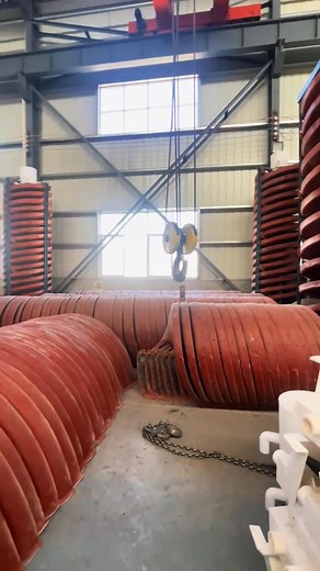 The spiral chute is a gravity mineral separation equipment, mainly used to separate light and heavy minerals based on the specific gravity, particle size and shape differences of mineral particles.#Spiralchute #Goldmine #Goldwashingchute #GoldPanningchute #GoldPanningEquipment #MiningMachinery #GoldPanningmachines #Spiralchute #Spiralchuteinstallation #Baritespiralchute #Sulfurgoldorespiralchute #Spiralchuteassembly #Spiralconcentrator #Reselectionequipment #IronOreSpiralChute #Indonesia #Jakart