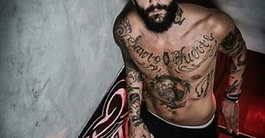 '2021 e as pessoas chocadas com um beijo grego', diz Wagner Santiago