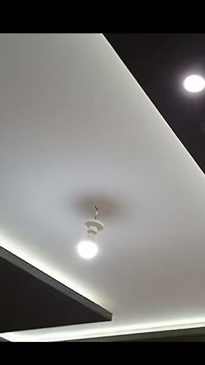 Plafon ruang keluarga minimalis modern