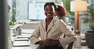 Mujer de negocios feliz y sala: video de stock (totalmente libre de regalías) 3638204265 | Shutterstock