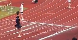 Cười sảng với nam sinh mặc váy thi chạy tiếp sức