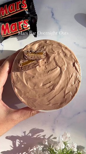 🍯🍫MARS BAR OVERNIGHT OATS🍫🍯⁠ ⁠ OMGGGGG!!🤤💦💦 Mars inspired oats?!🍫🍯🤩 SO MUCH YESSS!!😈👅💦⁠ Who's a fan of overnight oats?!🙋‍♂️😋⁠ ⁠ This mouth-watering bowl of goodness has a thiccc creamy texture, boosted with protein using our Choc Caramel Bar Luxe Almond Protein⁠ x @noashealthyeats in the cream & base layer, topped with layers of caramel and a choccy ganache!🍫🍯 DROOOL!🤤💦💦 ⁠ ⁠ Who's keen to devour this?!😈😏 Make sure you save this EPIC creation fam!🤤😜⁠ ⁠ Enjoy our Choc Caram