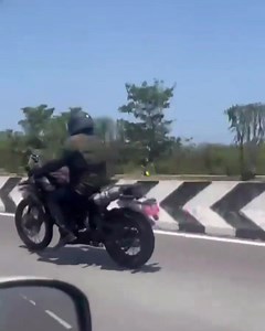 Royal Enfield Himalayan 450 Exhaust Note! Spotted by @the_nakedwolf #royalenfield #himalayan #himalayan450 #royalenfieldhimalayan450 #adv #bikespotting #bikestagram #pdarmy #powerdrift | PowerDrift
