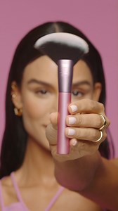 Big brush, big finish! Our Extra Big Finishing Brush offers a smooth natural glow with its oversized, fluffy head. ✨ 👏🏻 Ultraplush, soft bristles for sheer, lightweight coverage 💗 Perfect for setting powder or final touch-ups 🐰 100% vegan and cruelty-free 🛒 Shop now at Ulta & Amazon! | Real Techniques