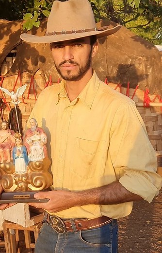 TV Pai Eterno on Instagram: "A devoção e amor ao Divino Pai Eterno é vista em várias ações e caminhos percorridos pelos filhos e filhas D'Ele. Devoção essa, que é exercida por milhões de fiéis, fazendo assim, acontecer um verdadeiro clamor de fé e adoração, ao Pai, Filho e Espírito Santo. . #PraTodosVerem: vídeo de um devoto do Divino Pai Eterno, falando sobre sua devoção e amor ao Divino Pai Eterno. #DivinoPaiEterno #Fé #Amor #Romaria2022"