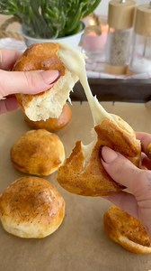 Wer braucht Brot, wenn es Babybel-Cheese-Brötchen gibt? 🧀🔥 Zutaten: • 1 Packung Knack- & Back-Brötchen • 8 Babybel Light • 1 Ei • More Spices Salt -Mischung 💡Tipp| Anzeige Mit dem Code „lauri“ bekommst du immer den maximalen Rabatt im Shop @morenutrition Zubereitung: Knack- & Back-Brötchen trennen und leicht öffnen. Jeweils einen Babybel Light in die Mitte legen und den Teig wieder verschließen. Das Ei verquirlen, die Brötchen damit bestreichen und mit der More Speisesalz-Mischung bestreuen.