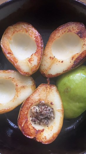 These easily prepared delicious stuffed pears make for the perfect healthy, fulfilling dish, especially for mushroom lovers!🍐🍄 Simply choose your favorite whole grain to add to the filling, and you're good to go. Flavorful and full of texture, this dish is a must-try! Ingredients are available at your local Harris Teeter. ​ 📷: @la_cozy_casita | Harris Teeter