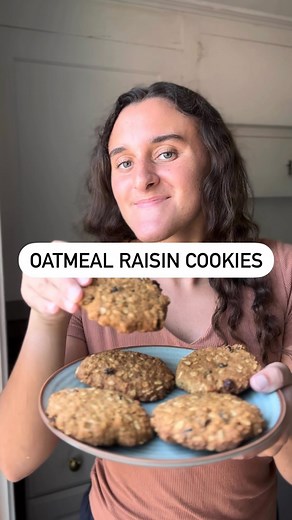 Homemade oatmeal raisin cookies! This recipe is gluten free, dairy free, and refined sugar free. Do you like oatmeal raisin cookies? What cookie do you want a recipe for next? Recipe: 1 cup oats 2 cups almond flour 1 tsp baking soda 1 tbsp vanilla extract 1 tsp sea salt 1/2 cup maple syrup 3 tbsp egg whites 2 tbsp almond milk 1/4 cup avocado oil 1/2 cup raisins 2 tbsp arrowroot powder Bake at 350 for 25 mins. These recipe makes 10 cookies. • • • • • • #carebycara #GHN #realfood #organic #oatmeal