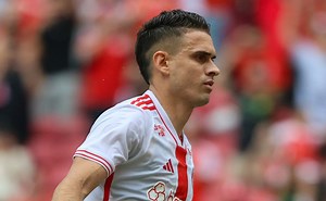 Rafael Santos Borré volvió a brillar en Brasil y convirtió un doblete en el Campeonato Gaúcho
