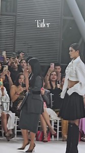 Tatler พาชมงาน Fashion Show ของแบรนด์ SIRIVANNAVARI คอลเล็กชั่น Autumn/Winter 2024-2025 “Women in Art” ที่ได้รับแรงบันดาลใจจากเส้นสายที่คมชัด หรือ ‘Sharp lines’ และความ Abstract ของ Cubist Art ซึ่งถูกนำเสนอใหม่ในบริบทของรูปร่างหญิง โดยคอลเล็กชั่นนี้แสดงให้เห็นถึงเทคนิคการพับผ้าที่ประณีต เน้นย้ำความมุ่งมั่นของแบรนด์ในการทำให้รูปลักษณ์ของผู้หญิงสวยงามมากยิ่งขึ้นในขณะที่คอลเล็กชั่นสำหรับสุภาพบุรุษแนะนำลวดลายกราฟิกที่เติมเต็มความสนุกสนานและความเป็นเอกลักษณ์ ทุกชิ้นงานแสดงถึงความมุ่งมั่นของแบรนด์ในกา