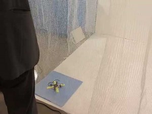 プログラミングされたCoDrone Liteの飛行デモ - PC Watch