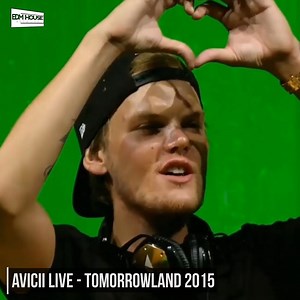Avicii playing his iconic single 'Wake Me Up' at Tomorrowland 2015! | EDMHouseNetwork