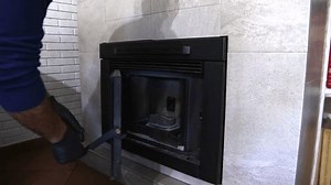 Mann öffnet einen schmutzigen Pelletofen. Wartungskonzept.: Stockvideos & Filmmaterial (100 % lizenzfrei) 3457453133 | Shutterstock