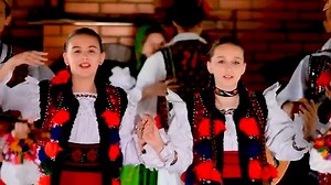 Maria Buga & Alexandra Dragoș - Două prietene suntem. Aceste două fete talentate aduc voie bună și energie pozitivă cu noua lor piesă. Cu versuri jucăușe și ritm de petrecere, melodia celebrează prietenia sinceră și momentele frumoase trăite împreună, așa cum doar două prietene bune știu să o facă! | Direct MM