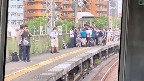 撮り鉄の群れ